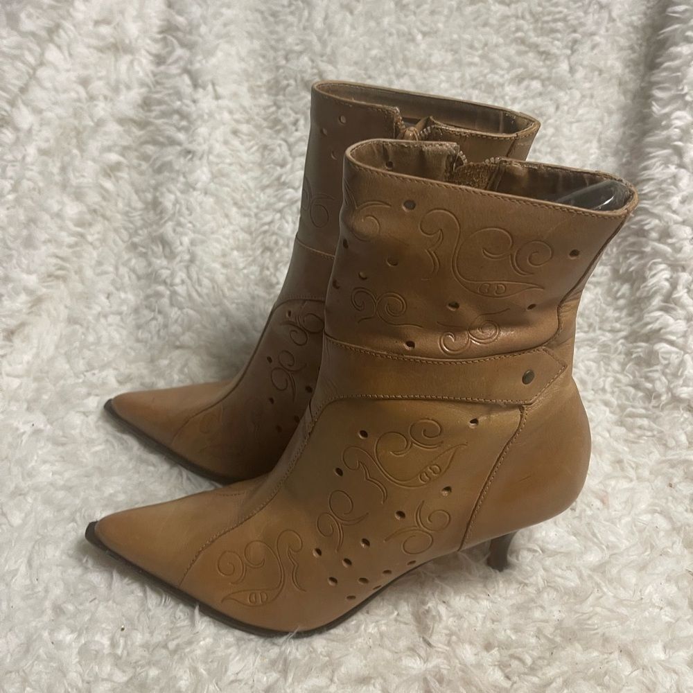 Two Lips leather Tan embossed design ankle pads Heeled Boots SZ 7.5M